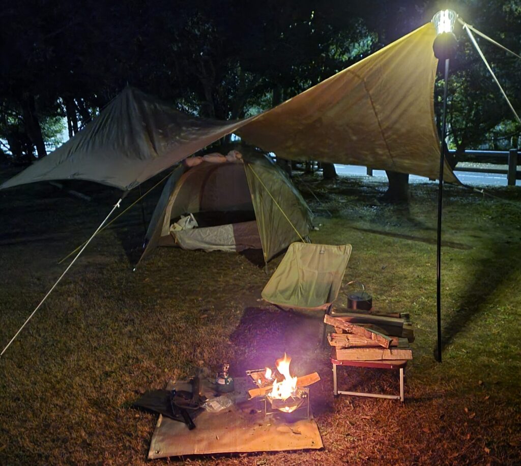 初キャンプで設営した夜のテントサイトと焚き火